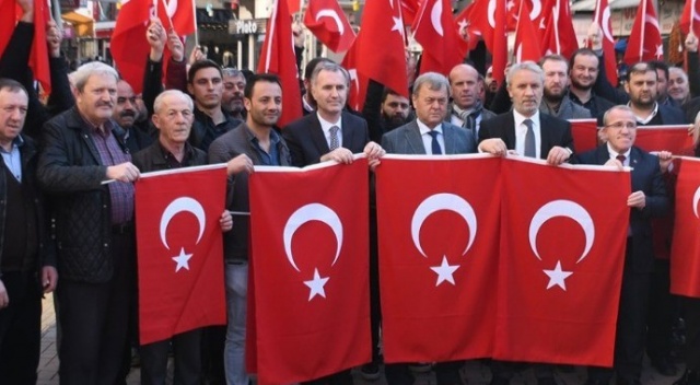 Çarşıyı Türk bayraklarıyla donattılar