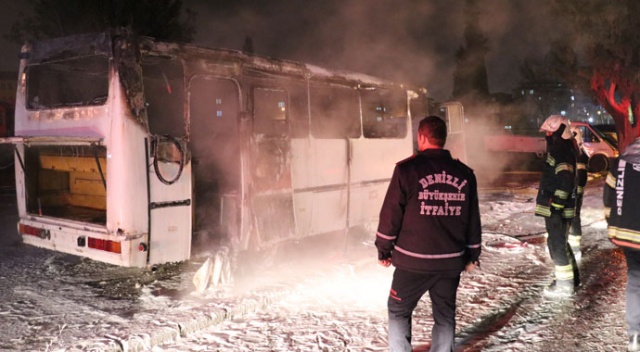 Denizli&#039;de park halindeki midibüs kundaklandı