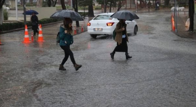 Denizli’de yağmur ve dolu trafiği olumsuz etkiledi
