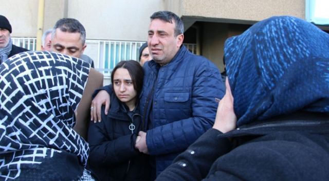 Deprem anında kapıyı zorlamak için oğlunun elini bırakmıştı... Baba kurtuldu, oğlu ve eşi enkazın altında kaldı Deprem anında kapıyı zorlamak için oğlunun elini bırakmıştı... Baba kurtuldu, oğlu ve eşi enkazın altında kaldı