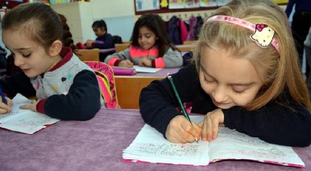 Depremin vurduğu Akhisar ve Kırkağaç'ta yarı yıl tatili uzatıldı