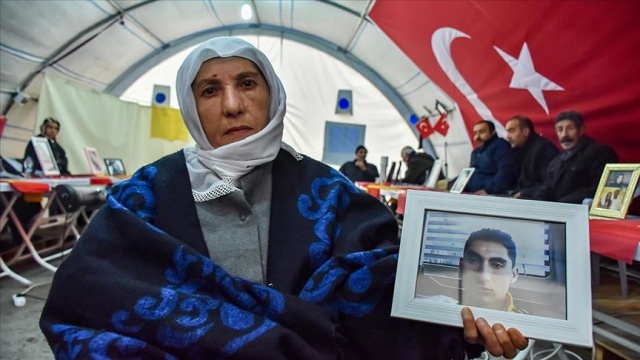 Diyarbakır annelerinin oturma eylemine bir aile daha katıldı Diyarbakır annelerinin oturma eylemine bir aile daha katıldı