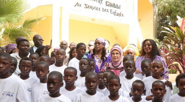 Emine Erdoğan Senegal'de rehabilitasyon merkezinin açılışını yaptı Emine Erdoğan Senegal'de rehabilitasyon merkezinin açılışını yaptı
