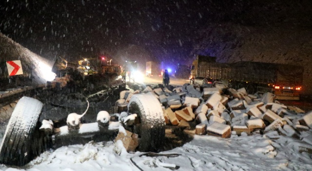 Erzincan’da tır ile kar küreme çalışması yapan iş makinesi çarpıştı