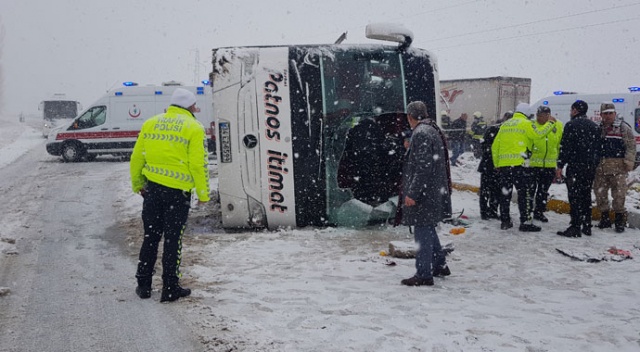 Erzincan’da yolcu otobüsü devrildi: 46 yaralı Erzincan’da yolcu otobüsü devrildi: 46 yaralı