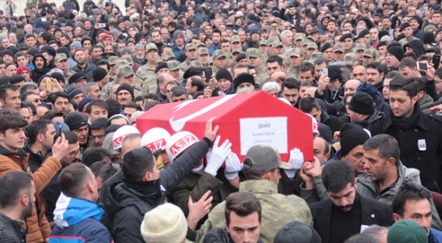 Erzurumlu şehidi binlerce kişi uğurladı Erzurumlu şehidi binlerce kişi uğurladı