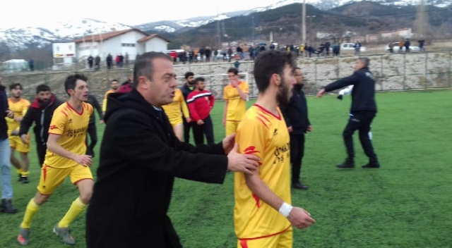 Futbolcular sahada tekme-tokat kavga etti, polis havaya ateş açtı