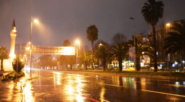 Gece saatlerinde başlayan yağmur İstanbul&#039;da etkili oldu