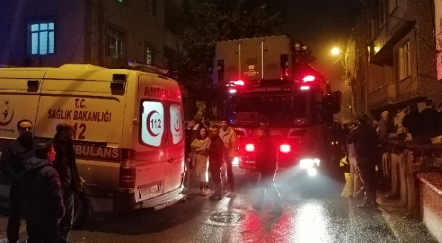 Gecekondunun çatısında yangın çıktı, 3 kişi mahsur kaldı