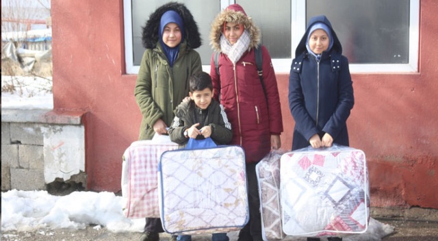 Harçlıklarıyla depremzedeler için battaniye aldı Harçlıklarıyla depremzedeler için battaniye aldı