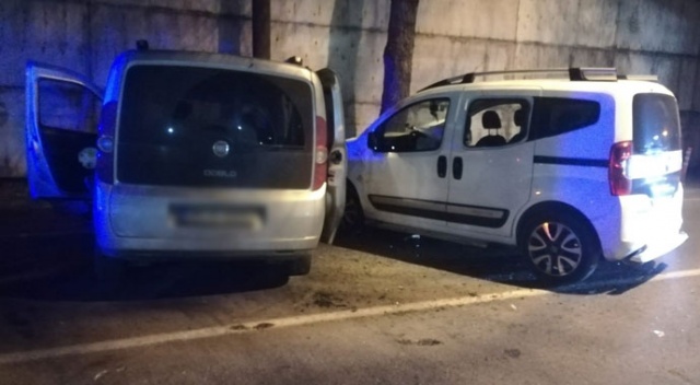 İki hafif ticari araç çarpıştı: 5 ağır yaralı İki hafif ticari araç çarpıştı: 5 ağır yaralı