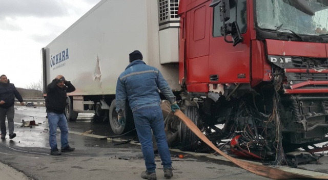İki tır çarpıştı, Kapıkule-İstanbul yolu 3 saat trafiğe kapandı