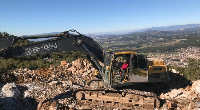 İş makinesi ile define ararken yakalandılar