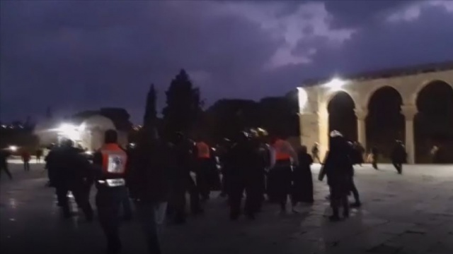 İsrail polisi Mescid-i Aksa'da cemaate saldırdı İsrail polisi Mescid-i Aksa'da cemaate saldırdı