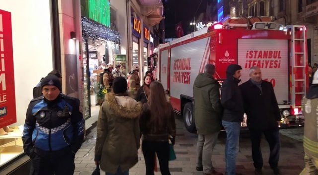 İstiklal Caddesi’ndeki bir iş yerinde yangın paniği