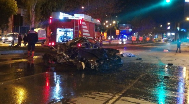 İzmir&#039;de feci kaza: 2 ölü, 1 yaralı