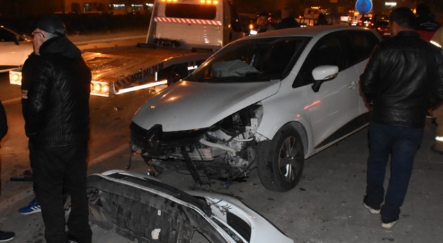 İzmir’de zincirleme kaza: 2’si ağır 3 yaralı İzmir’de zincirleme kaza: 2’si ağır 3 yaralı