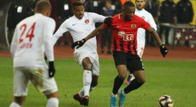 Jesse Sekidika, Galatasaray formasını giydi!