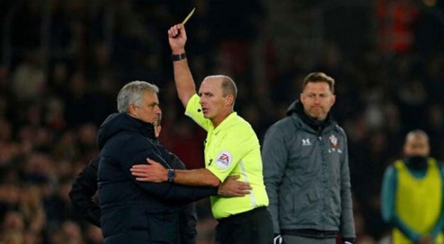 Jose Mourinho'dan maç sırasında olay hareket! Jose Mourinho'dan maç sırasında olay hareket!
