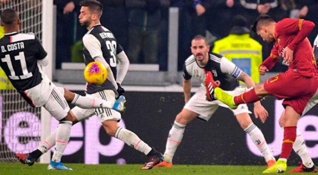 Juventus, Cengizli Roma&#039;yı 3-1 yenerek İtalya Kupası&#039;ndan eledi