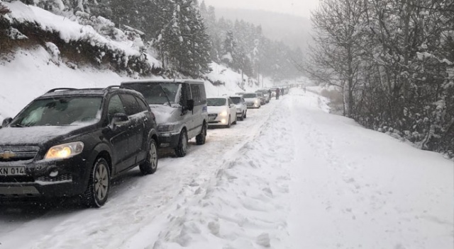 Kar yağışı Abant Tabiat Parkı yolunda trafiği etkiledi
