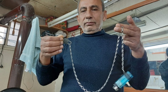 Kaybetmekten bıktım dedi, çakmağını asma kilitle pantolonuna zincirledi