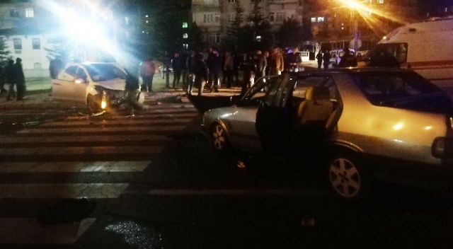 Kayseri’de 2 araç kavşakta çarpıştı: 4 yaralı