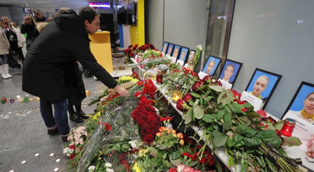 Kiev'de İran'daki uçak kazasında hayatını kaybedenler anıldı Kiev'de İran'daki uçak kazasında hayatını kaybedenler anıldı