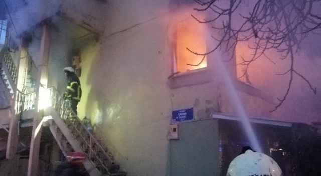 Kocaeli’de ev yangını: 1’i ağır 2 yaralı Kocaeli’de ev yangını: 1’i ağır 2 yaralı