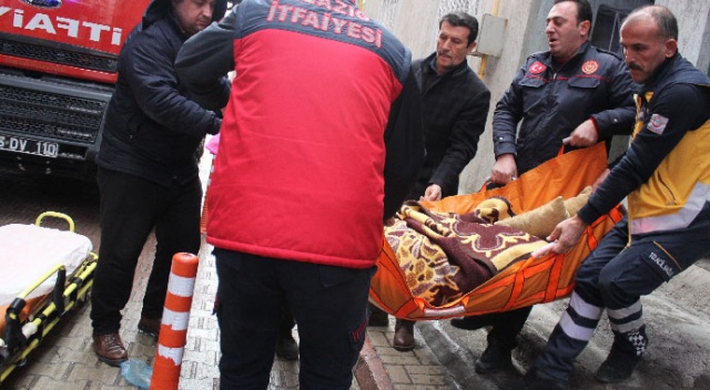 Komşuları aradı, itfaiye pencereden girip yaşlı hastayı kurtardı