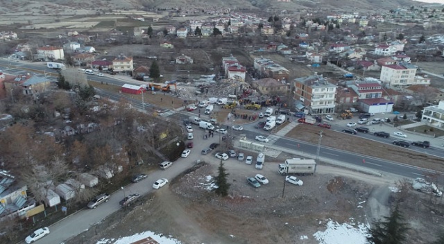 Mehmetçik Sivrice'de vatandaşların çadırını kurdu Mehmetçik Sivrice'de vatandaşların çadırını kurdu