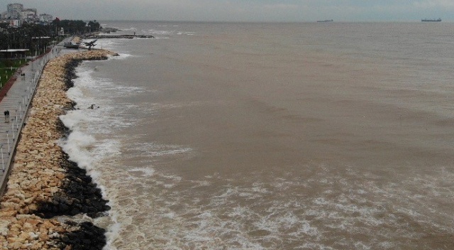 Mersin'de deniz çamura bulandı