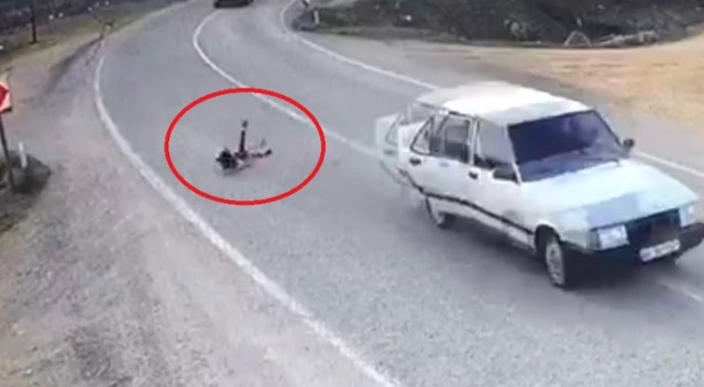 Minik kız seyir halindeki otomobilden düştü Minik kız seyir halindeki otomobilden düştü