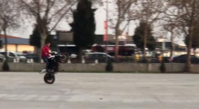 Motosikletli magandalar tek teker üzerinde ilerledi, insanların hayatını hiçe saydılar