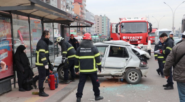 Otobüse çarpan otomobil durağa daldı, yolcular son anda kaçtı