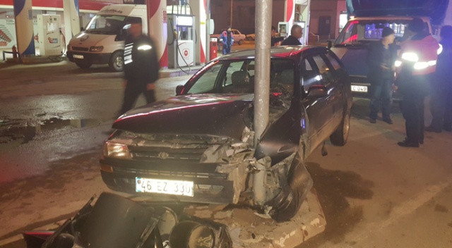 Otomobil trafik lambasına çarptı