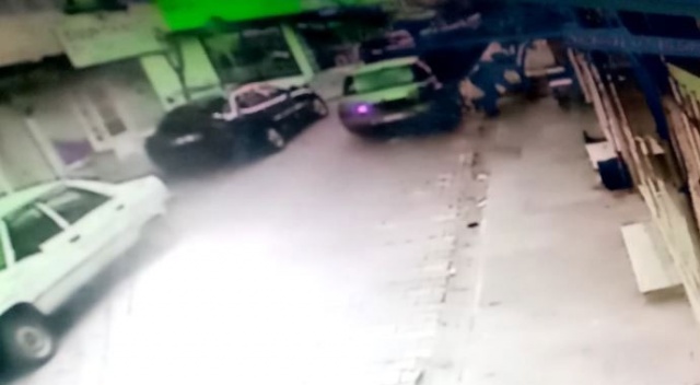 Otomobilin yayaya çarptığı anlar kamerada Otomobilin yayaya çarptığı anlar kamerada