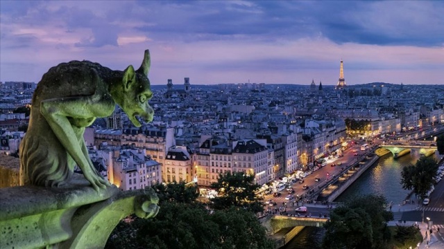 Paris'te bıçaklı saldırı: 1 ölü, 2 yaralı Paris'te bıçaklı saldırı: 1 ölü, 2 yaralı