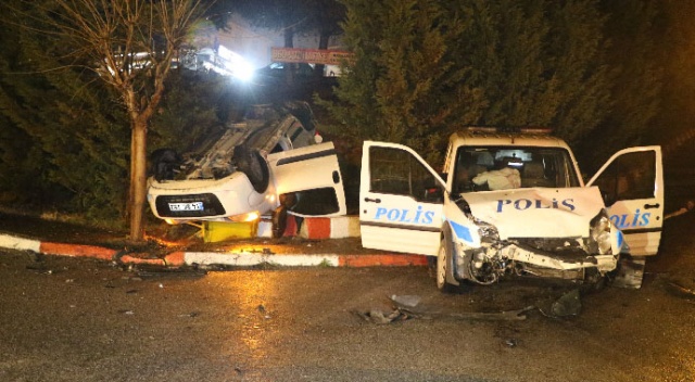 Polis otosu ile araç çarpıştı: 1'i polis 2 kişi yaralandı Polis otosu ile araç çarpıştı: 1'i polis 2 kişi yaralandı