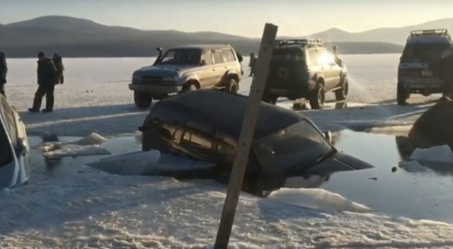 Rusya’da buz tabakası kırıldı, 45 araç suya battı