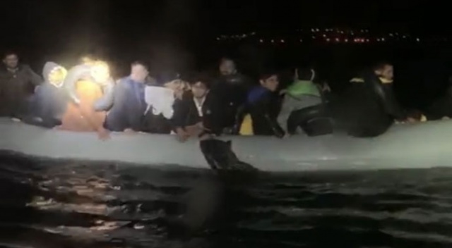 Sahil Güvenlik botu ile düzensiz göçmenleri taşıyan bot çarpıştı