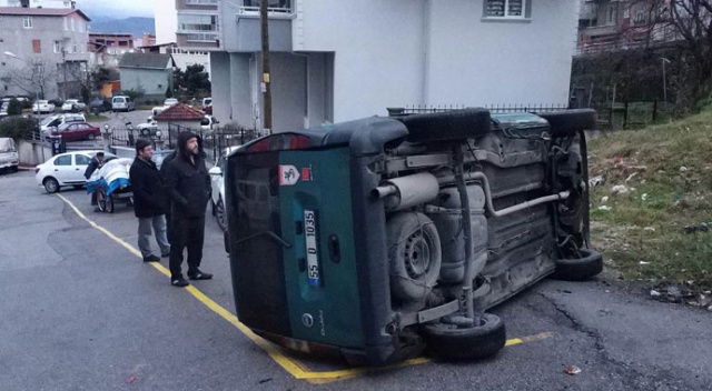 Samsun'da dolmuş takla attı: 3 yaralı Samsun'da dolmuş takla attı: 3 yaralı