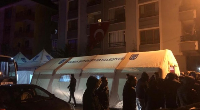 Şehidin Ankara'daki evi Türk bayraklarıyla donatıldı Şehidin Ankara'daki evi Türk bayraklarıyla donatıldı