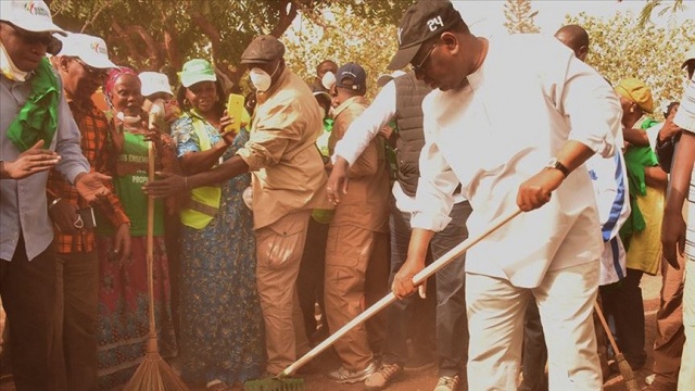 Senegal Cumhurbaşkanı elinde süpürgeyle sokak temizledi Senegal Cumhurbaşkanı elinde süpürgeyle sokak temizledi