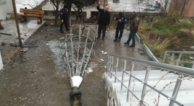 Şiddetli rüzgar minarenin külahını uçurdu