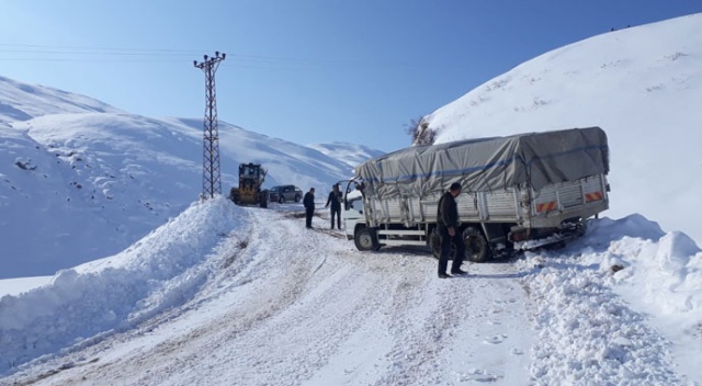 Siirt'te kardan kapanan yollar ulaşıma açıldı, mahsur kalan araçlar kurtarıldı Siirt'te kardan kapanan yollar ulaşıma açıldı, mahsur kalan araçlar kurtarıldı