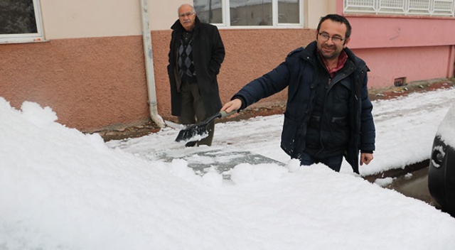 Sivas beyaza büründü! Köy yolları araç ulaşımına kapandı Sivas beyaza büründü! Köy yolları araç ulaşımına kapandı