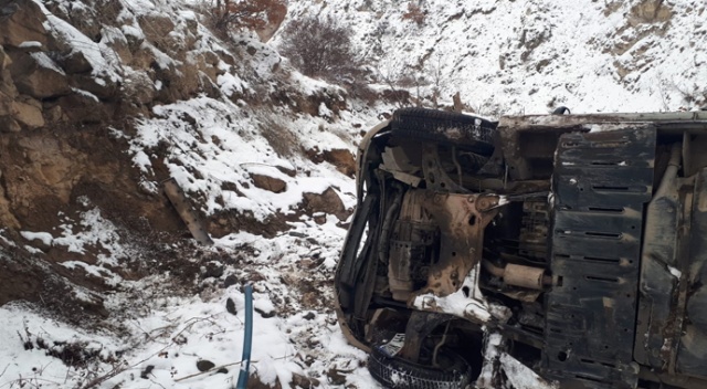 Şuhut’ta minibüs dereye uçtu, 3 yaralı Şuhut’ta minibüs dereye uçtu, 3 yaralı