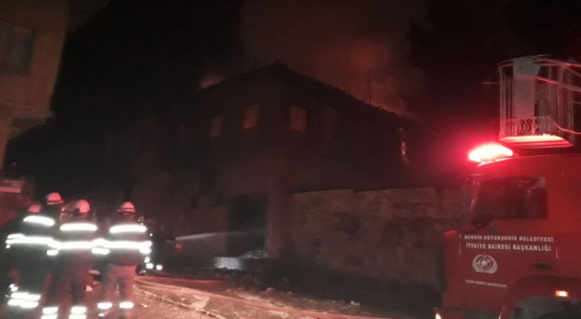 Tarsus’ta çıkan yangında 2 katlı ahşap ev küle döndü Tarsus’ta çıkan yangında 2 katlı ahşap ev küle döndü