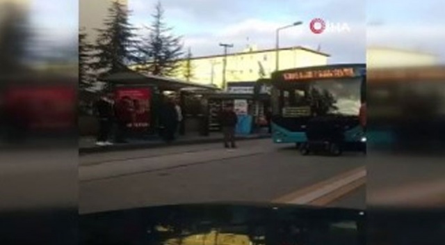 Tekerlekli sandalyesiyle engelli olduğu için alınmadığı halk otobüsünün önünü kesti